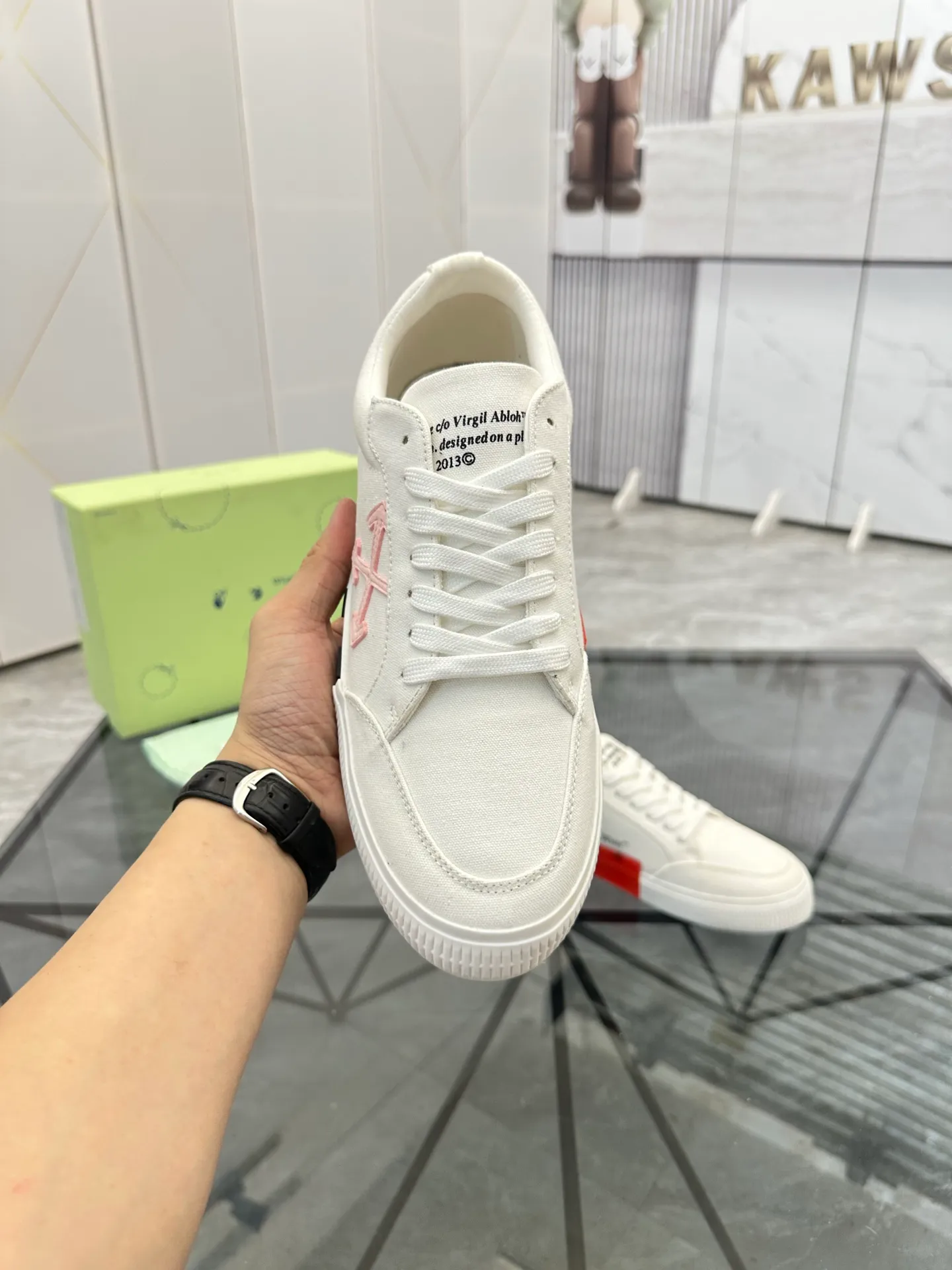 Selling men's shoes 💰: 💰P440¥ Product trademark: OFF WHITE *"OFF WHITE*" low-top casual shoes Regular size: 35-45 (can be customized to 46) Couple style Product materials: original material from the upper counter, breathable lining, original outsole. No.: H203